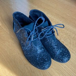 Toms Desert Wedge Bootie, Black Gold Metallic Linen, Women Size 7,5 NWOB